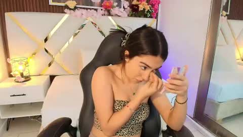 Snapshot of emelie_ch_ chatting on July 29, 7:06 am Emily online show from July 29, 7:06 am