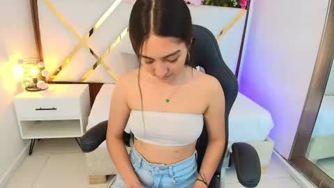 Snapshot of emelie_ch_ chatting on July 30, 8:13 am Emily online show from July 30, 8:13 am