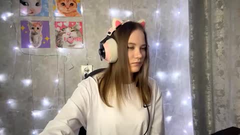 Snapshot of emelinekinloch chatting on October 7, 6:43 am Nika online show from October 7, 6:43 am