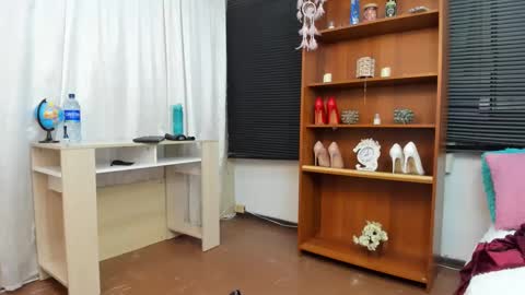 Snapshot of emely_garcia chatting on December 5, 12:30 am Emely online show from December 5, 12:30 am