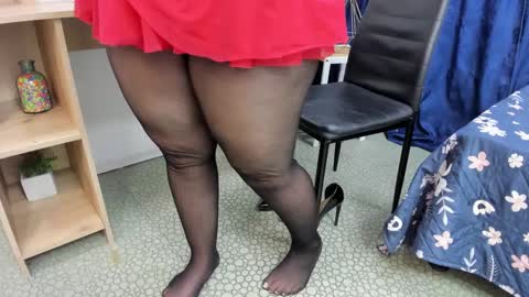 Snapshot of emely_garcia chatting on December 9, 9:58 pm Emely online show from December 9, 9:58 pm