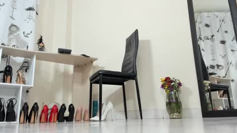 Snapshot of emely_garcia chatting on February 14, 12:51 am Emely online show from February 14, 12:51 am