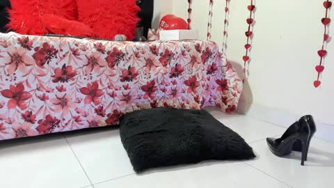 Snapshot of emely_garcia chatting on February 24, 10:47 pm Emely online show from February 24, 10:47 pm