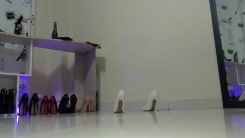 Snapshot of emely_garcia chatting on February 27, 1:27 am Emely online show from February 27, 1:27 am