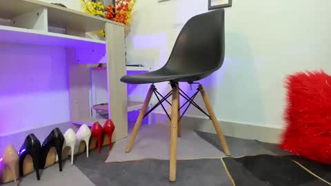 Snapshot of emely_garcia chatting on September 26, 2:43 pm Emely online show from September 26, 2:43 pm