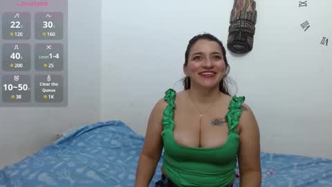 Snapshot of emelyross_ chatting on January 1, 6:15 am emely ross online show from January 1, 6:15 am