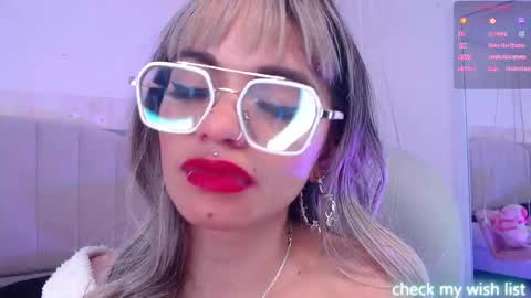 Snapshot of emerald_gh chatting on September 29, 9:25 am Danna online show from September 29, 9:25 am