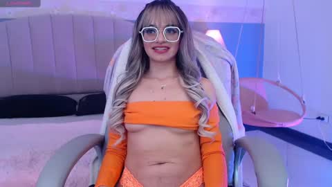 Snapshot of emerald_gh chatting on October 2, 11:01 pm Danna online show from October 2, 11:01 pm