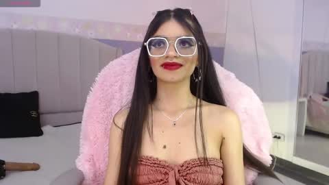 Snapshot of emerald_gh chatting on November 22, 3:49 am Danna online show from November 22, 3:49 am