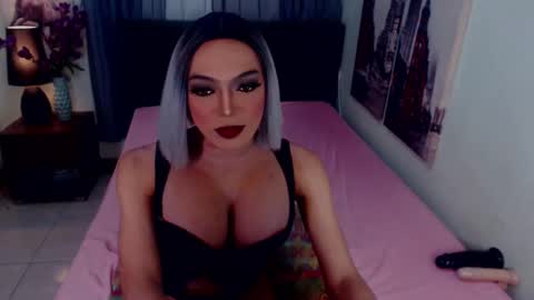 Snapshot of emeraldshemales chatting on March 11, 5:02 am Emerald online show from March 11, 5:02 am