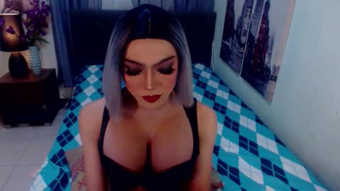 Snapshot of emeraldshemales chatting on March 17, 4:28 am Emerald online show from March 17, 4:28 am