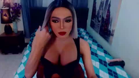 Snapshot of emeraldshemales chatting on March 18, 5:10 am Emerald online show from March 18, 5:10 am