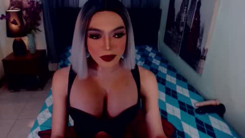 Snapshot of emeraldshemales chatting on March 20, 5:23 am Emerald online show from March 20, 5:23 am