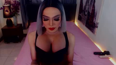 Snapshot of emeraldshemales chatting on March 27, 2:17 am Emerald online show from March 27, 2:17 am