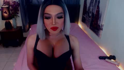 Snapshot of emeraldshemales chatting on March 30, 1:28 am Emerald online show from March 30, 1:28 am