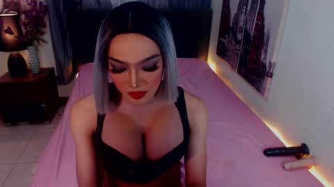 Snapshot of emeraldshemales chatting on April 1, 1:28 am Emerald online show from April 1, 1:28 am