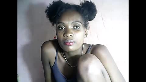 Snapshot of emerence9794 chatting on April 5, 7:33 pm Emerence9794 online show from April 5, 7:33 pm