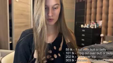 emi__ly online show from November 28, 6:43 pm