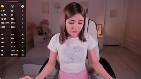 Snapshot of emi_joy chatting on January 14, 7:27 am Emily follow me online show from January 14, 7:27 am