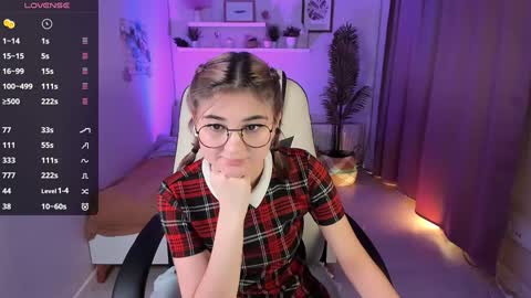 Snapshot of emi_joy chatting on January 19, 5:49 pm Emily follow me online show from January 19, 5:49 pm