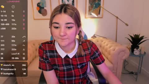 Snapshot of emi_joy chatting on January 22, 6:41 pm Emily follow me online show from January 22, 6:41 pm