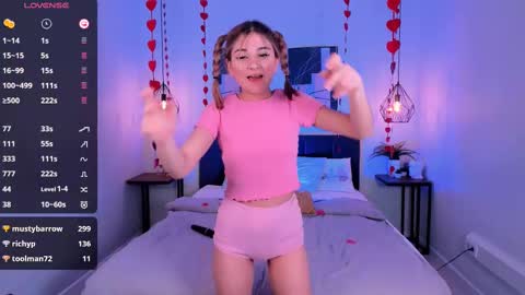 Snapshot of emi_joy chatting on February 17, 3:31 pm Emily follow me online show from February 17, 3:31 pm