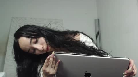 Snapshot of emiantonella_ chatting on May 2, 12:59 am Antonella online show from May 2, 12:59 am
