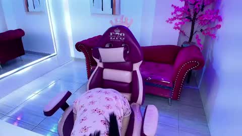 Snapshot of emiily_andrews chatting on April 29, 7:53 pm Emiily online show from April 29, 7:53 pm
