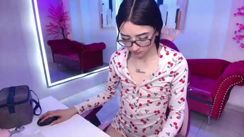 Snapshot of emiily_andrews chatting on May 23, 7:18 pm Emiily online show from May 23, 7:18 pm