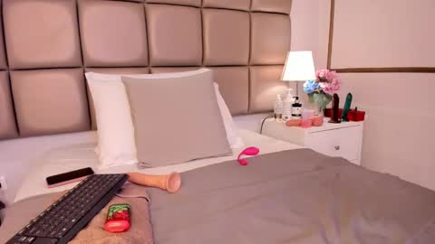 EMILY ROBERTS online show from December 31, 6:24 pm