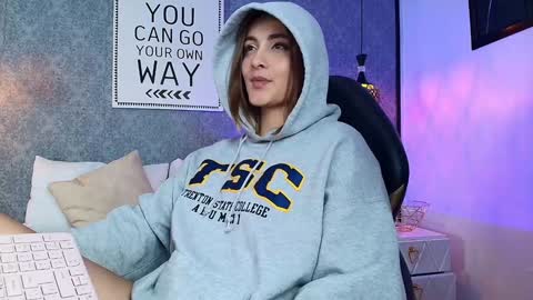 Snapshot of emiily_w1 chatting on January 21, 6:55 pm Emily online show from January 21, 6:55 pm