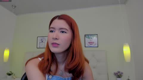 Snapshot of emiilycutex_ chatting on December 19, 12:23 pm online show from December 19, 12:23 pm
