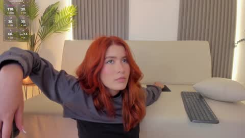 Snapshot of emiilycutex_ chatting on December 28, 4:20 pm online show from December 28, 4:20 pm