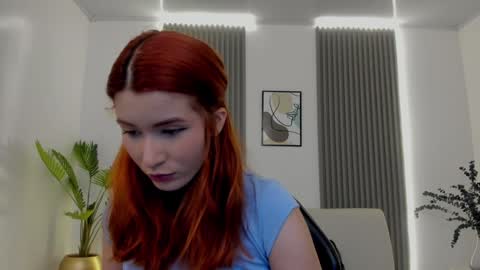 Snapshot of emiilycutex_ chatting on January 10, 12:04 pm online show from January 10, 12:04 pm