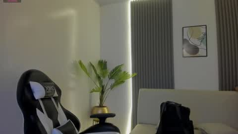 Snapshot of emiilycutex_ chatting on January 15, 12:15 pm online show from January 15, 12:15 pm
