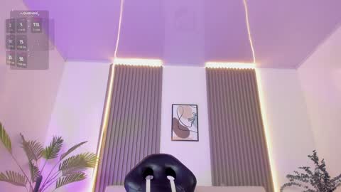 Snapshot of emiilycutex_ chatting on January 22, 6:10 pm online show from January 22, 6:10 pm