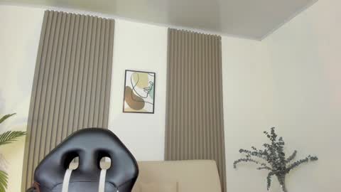 Snapshot of emiilycutex_ chatting on January 25, 12:16 pm online show from January 25, 12:16 pm