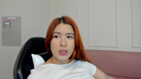 Snapshot of emiilycutex_ chatting on February 1, 12:05 pm online show from February 1, 12:05 pm