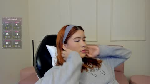 Snapshot of emiilycutex_ chatting on February 3, 12:14 pm online show from February 3, 12:14 pm