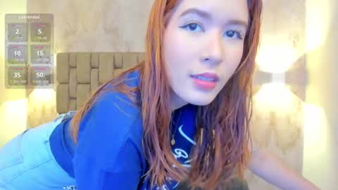 Snapshot of emiilycutex_ chatting on February 10, 12:18 pm online show from February 10, 12:18 pm