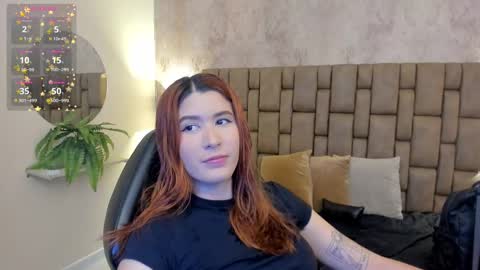 Snapshot of emiilycutex_ chatting on February 19, 12:11 pm online show from February 19, 12:11 pm