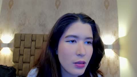 Snapshot of emiilycutex_ chatting on February 25, 12:13 pm online show from February 25, 12:13 pm
