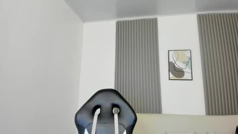 Snapshot of emiilycutex_ chatting on March 12, 12:15 pm online show from March 12, 12:15 pm