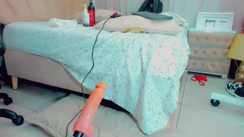 EmillySaenz online show from December 2, 11:40 pm
