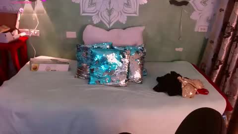 Snapshot of emili_roux chatting on January 28, 12:43 pm Emili roux online show from January 28, 12:43 pm