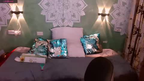 Snapshot of emili_roux chatting on February 1, 7:34 pm Emili roux online show from February 1, 7:34 pm