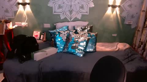 Snapshot of emili_roux chatting on February 7, 8:42 pm Emili roux online show from February 7, 8:42 pm