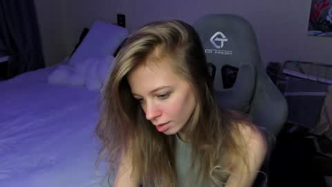 Snapshot of emili_sweet__ chatting on December 16, 1:54 pm emili_sweet__ online show from December 16, 1:54 pm