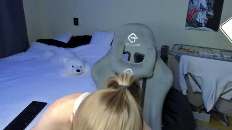 Snapshot of emili_sweet__ chatting on December 21, 5:18 pm emili_sweet__ online show from December 21, 5:18 pm