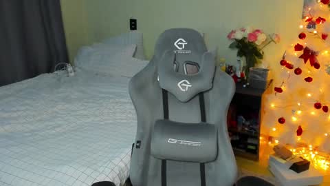 Snapshot of emili_sweet__ chatting on December 31, 1:52 pm emili_sweet__ online show from December 31, 1:52 pm